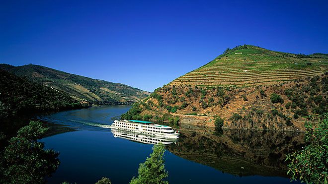 Porto e Norte: Vinhedos do Douro, cidades portuárias e paisagens costeiras deslumbrantes.